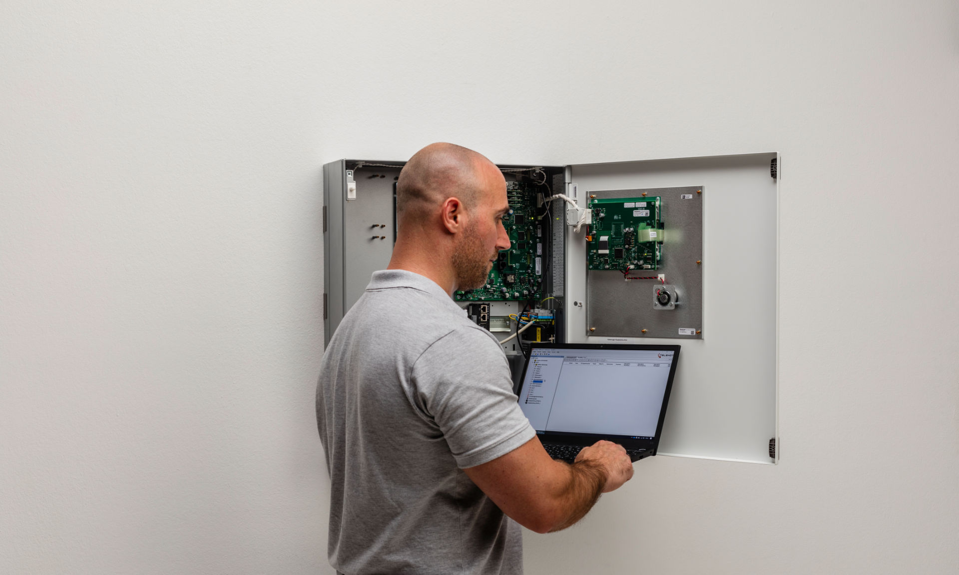 SIROTEC_Sicherheitssysteme_Gmbh_Brandmelderzentrale-hifire-4400