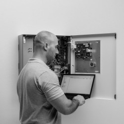 SIROTEC_Sicherheitssysteme_Gmbh_Brandmelderzentrale_Installation